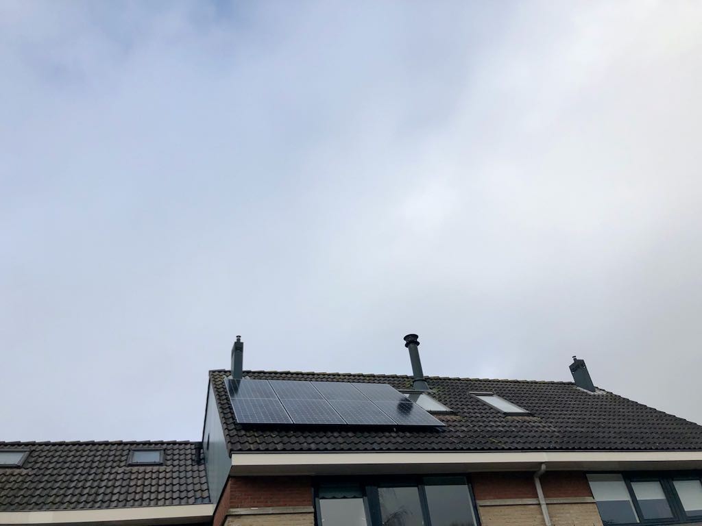 grijze decemberlucht boven zonnepanelen